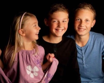 Mikkel Hjulmand with his siblings.